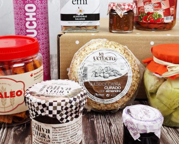 Caja regalo gourmet con productos murcianos: queso de cabra curado con almendra, vermú de Jumilla, alcachofas en conserva y crujientes artesanos.