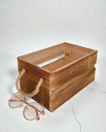 caja de madera con asas de cuerda